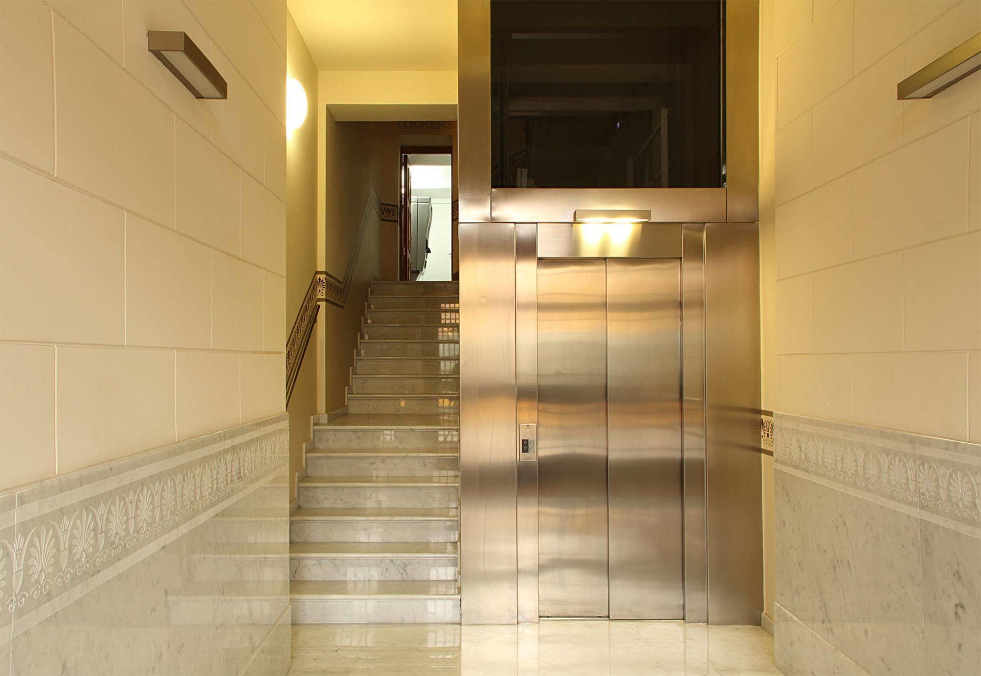 MH Apartments Center Barcelona Buitenkant foto